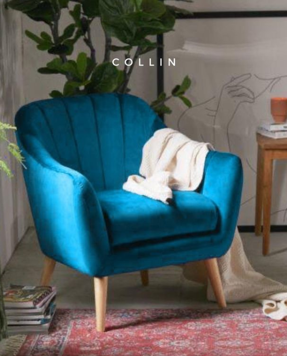 Sillón de un cuerpo modelo Collin en color aqua, con patas de madera natural, respaldo bajo y diseño minimalista, sobre fondo blanco