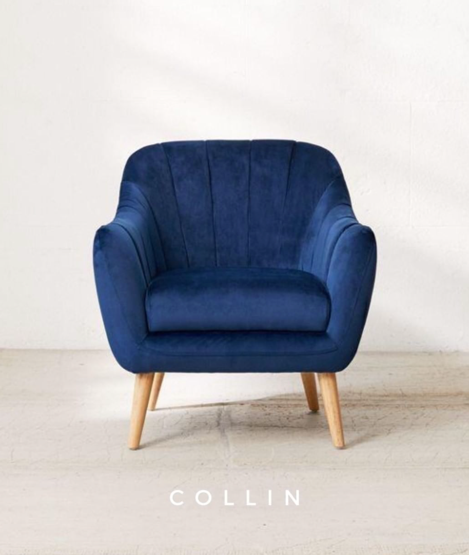 Sillón de un cuerpo modelo Collin en color azul, con patas de madera natural, respaldo bajo y diseño minimalista, sobre fondo blanco