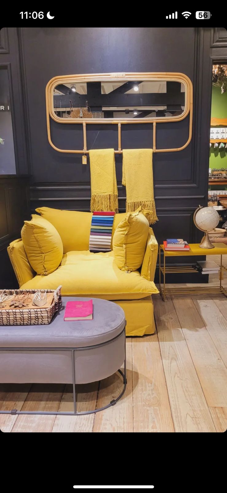 Sillón individual tapizado en amarillo, de estilo desenfundable, con asiento y respaldo mullidos, acompañado por dos cojines laterales sueltos que aportan volumen y comodidad.