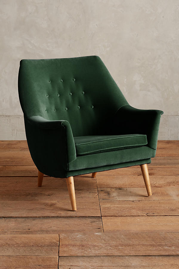 Sillón individual tapizado en verde, de diseño retro con respaldo inclinado, asiento acolchado y patas de madera inclinadas estilo escandinavo.
