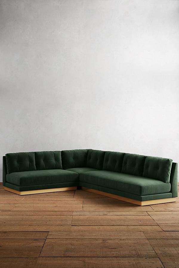 Sillon esquinero cardiff color verde de tienda de banquitos en espacio minimalista