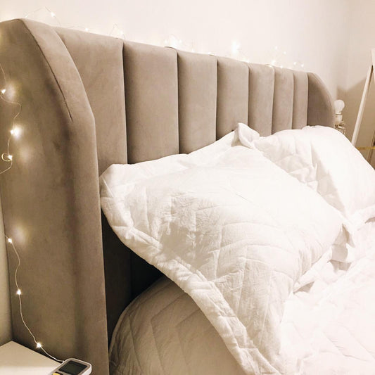 Respaldo de cama Alpes con franjas verticales y orejas, en pana antimancha importada color marrón