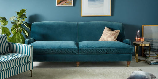 Sofá Minerva 2 o 3 cuerpos, diseño estilo living inglés con brazos bajos y patas torneadas, tapizado en velvet petróleo - Tienda de Banquitos