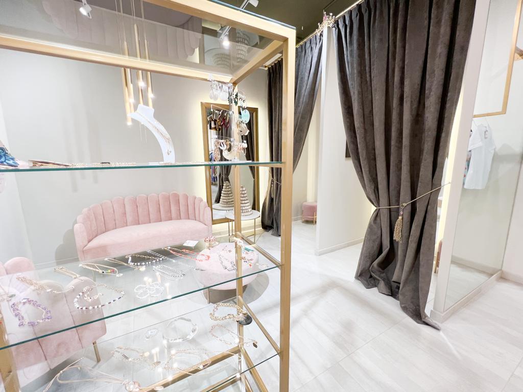 Angie de dos cuerpos de tienda de banquitos