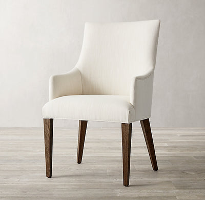 silla con apoyabrazos en pana antimancha importada color crema con patas de madera lustre roble oscuro