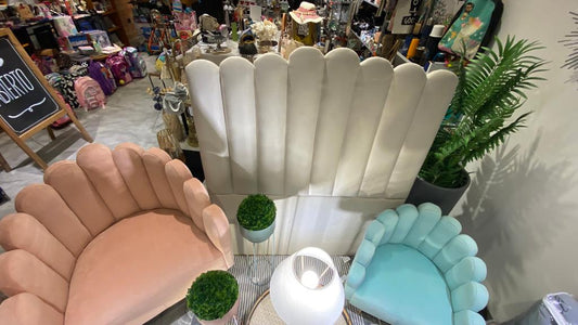 Sillón Angie rosa y Mini Angie turquesa frente al Respaldo de Cama Angie blanco en Hogar & Garden, Córdoba