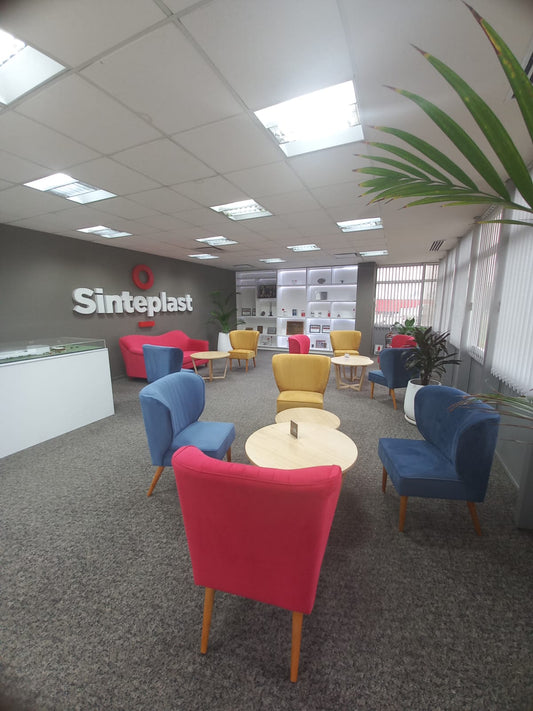 Butacas Alpes de TDB instaladas en ambiente corporativo - Soft seating para recepción y lounge de oficinas en Argentina