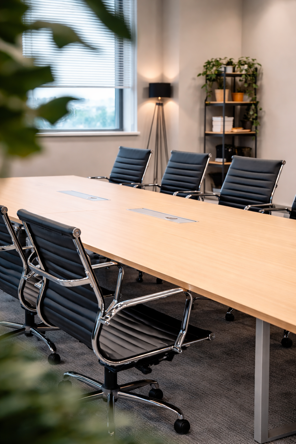 Sala de reuniones corporativa equipada con sillas Aluminé por TDB en Buenos Aires