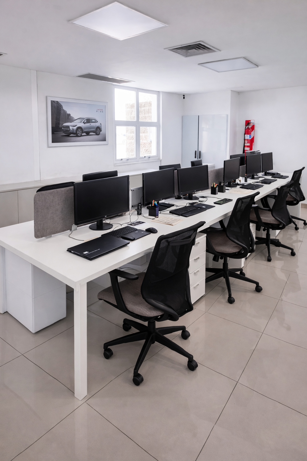 Sala de reuniones corporativa equipada con mesa de reunión y sillas Aston A2 de TDB, proyecto real de oficina en Buenos Aires