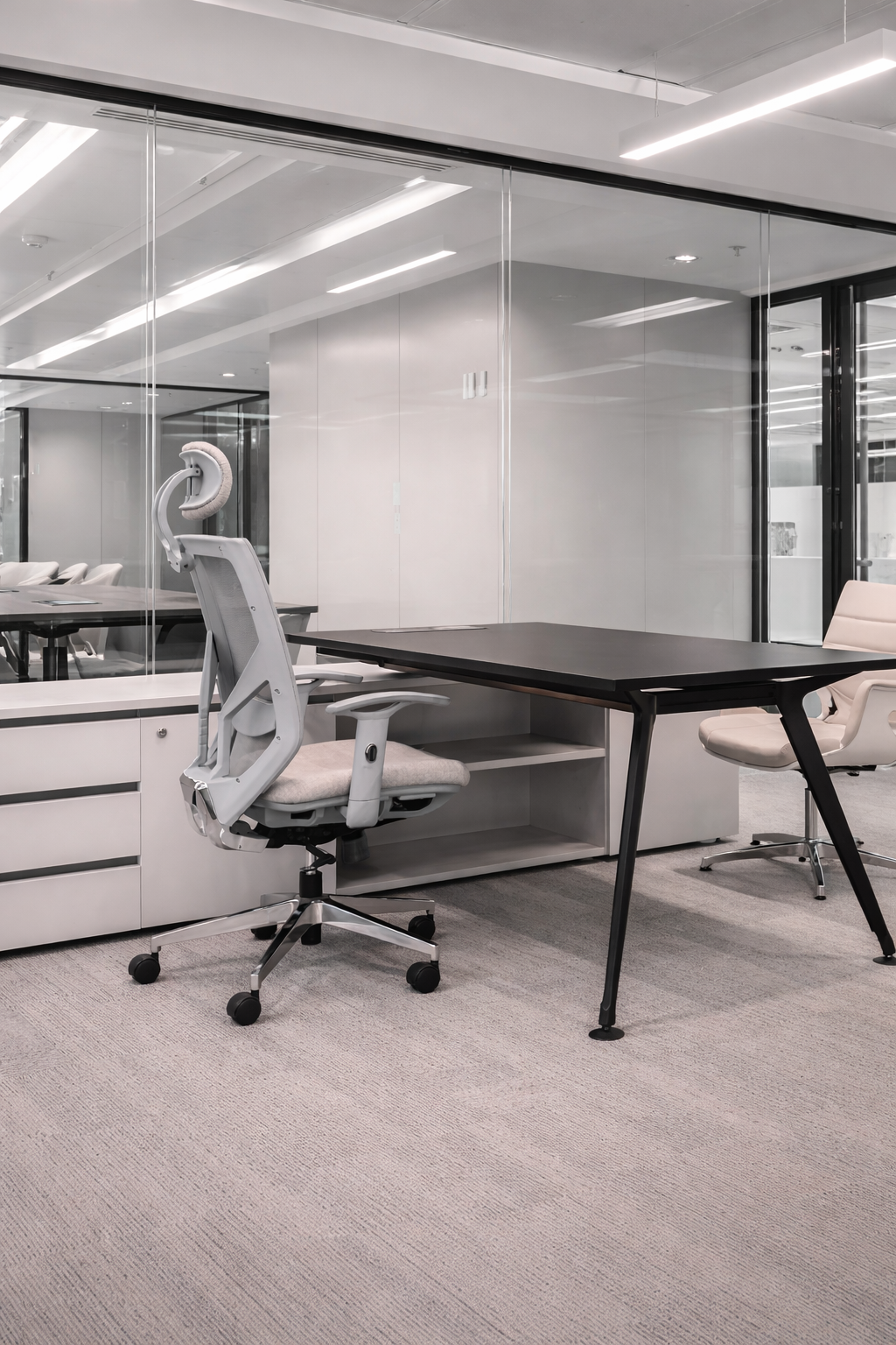 Despacho ejecutivo equipado con silla gerencial tapizada y escritorio Avant - proyecto corporativo TDB