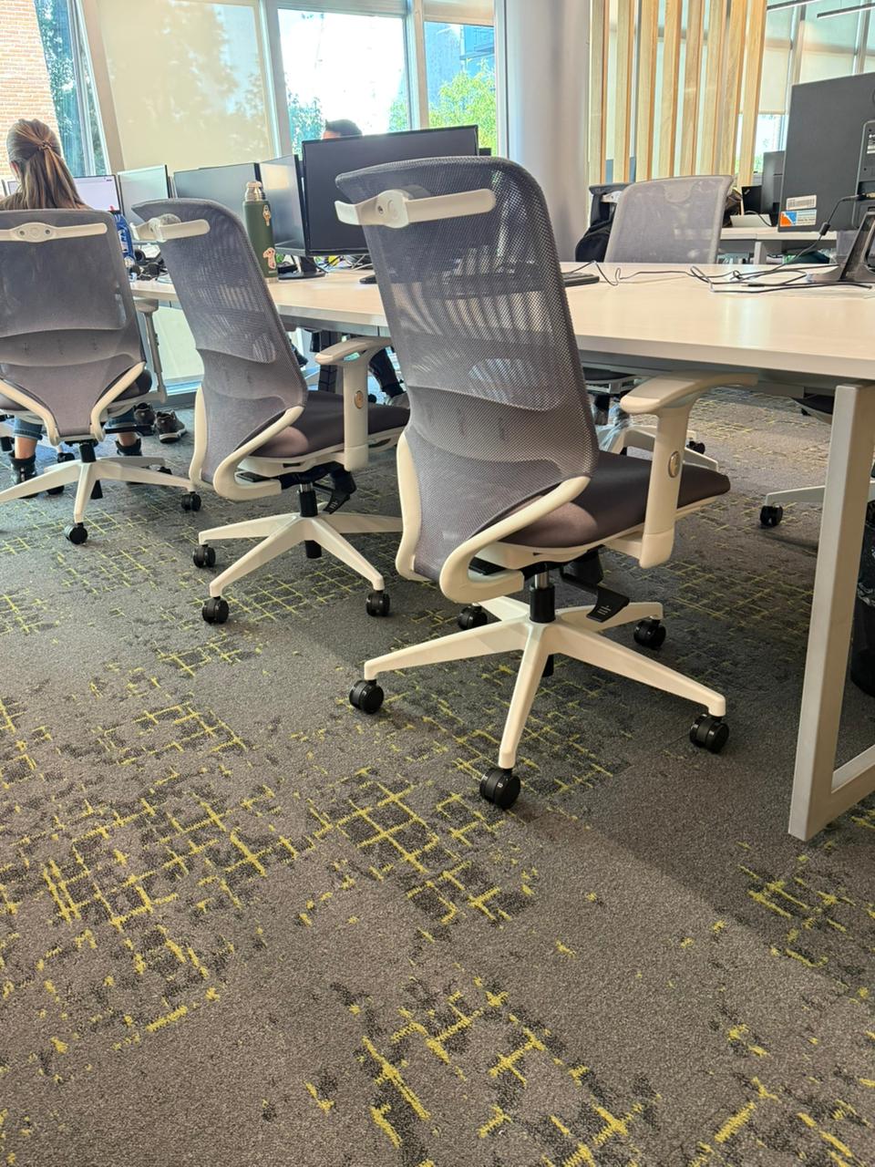 Equipamiento de oficinas modernas en Argentina: oficina corporativa de ONE CLOUD equipada con sillas ergonómicas Aston de TDB
