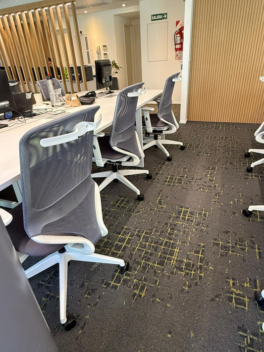 Oficina corporativa equipada con sillas ergonómicas Aston de Archivos Activos, distribuidas oficialmente por TDB en Argentina