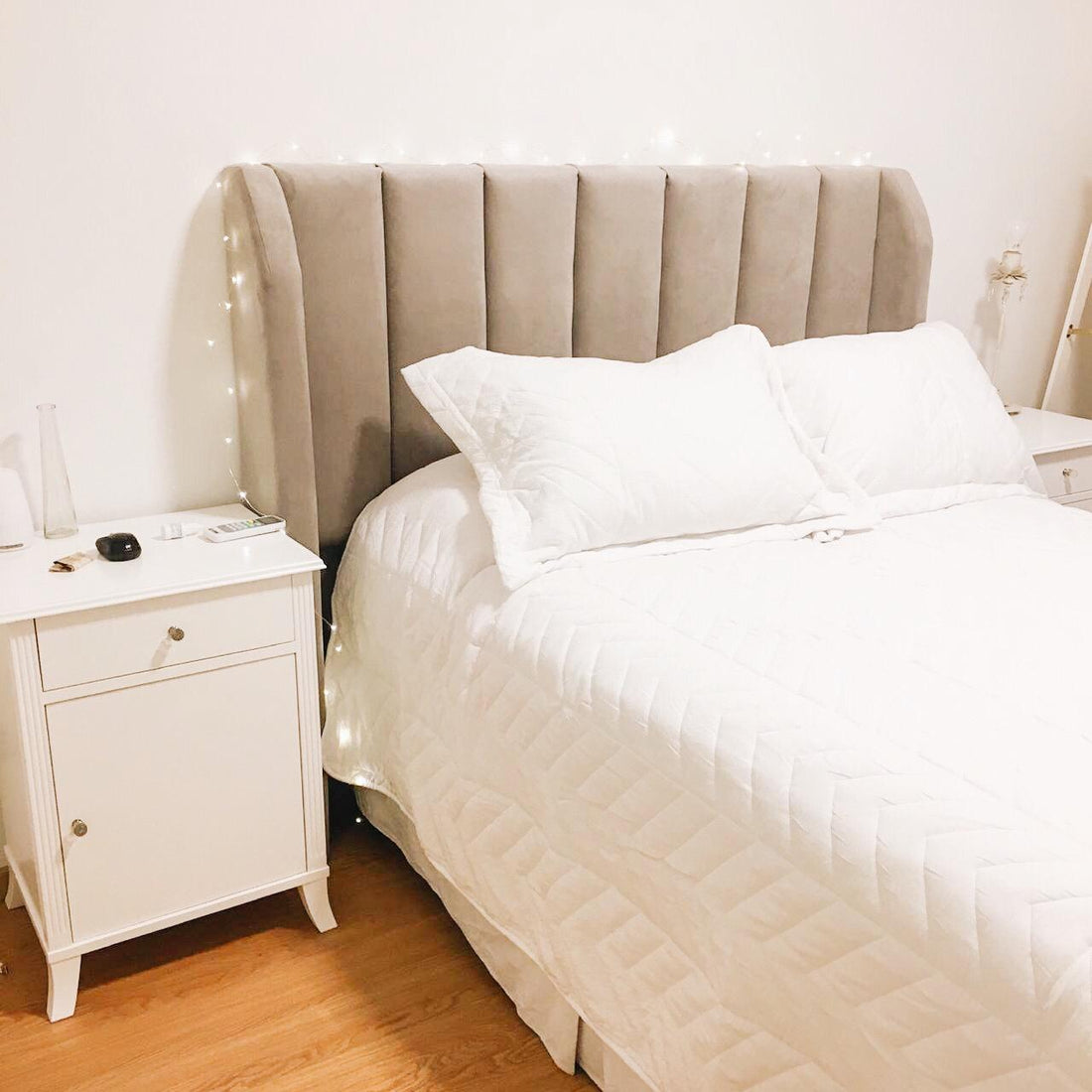 Respaldo de cama tapizado a medida Alpes en un dormitorio real de Tienda de Banquitos en Nordelta