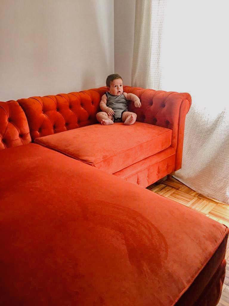 Sillón chesterfield a medida esquinero en pana antimanchas, proyecto real de Tienda de Banquitos en Montecastro, Buenos Aires