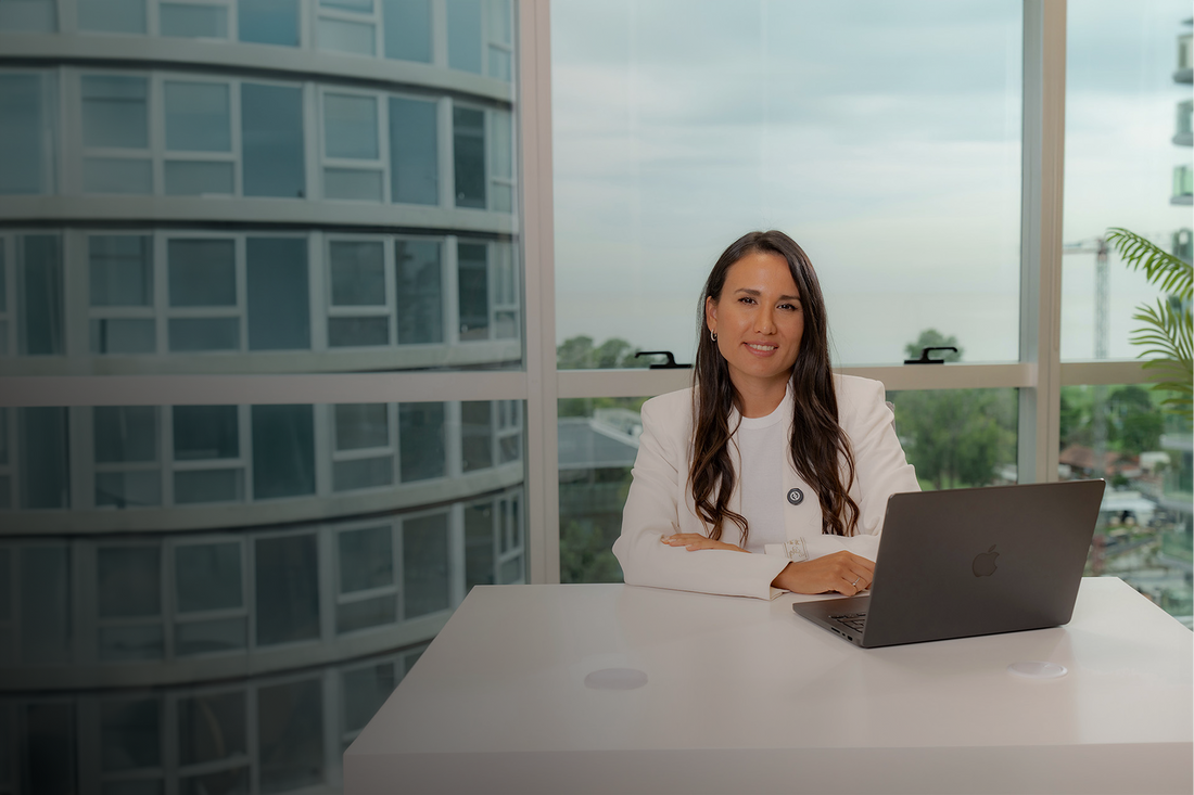 Oficina de Mujer Financiera con sillón Angie verde de TDB, ejemplo de soft seating corporativo en Buenos Aires