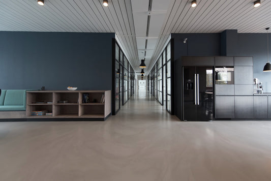 Sala de reuniones corporativa moderna equipada con sillas meeting y mesa de reunión — TDB Buenos Aires