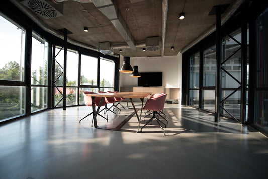Oficina moderna con sillas ergonómicas para empresa — TDB Argentina