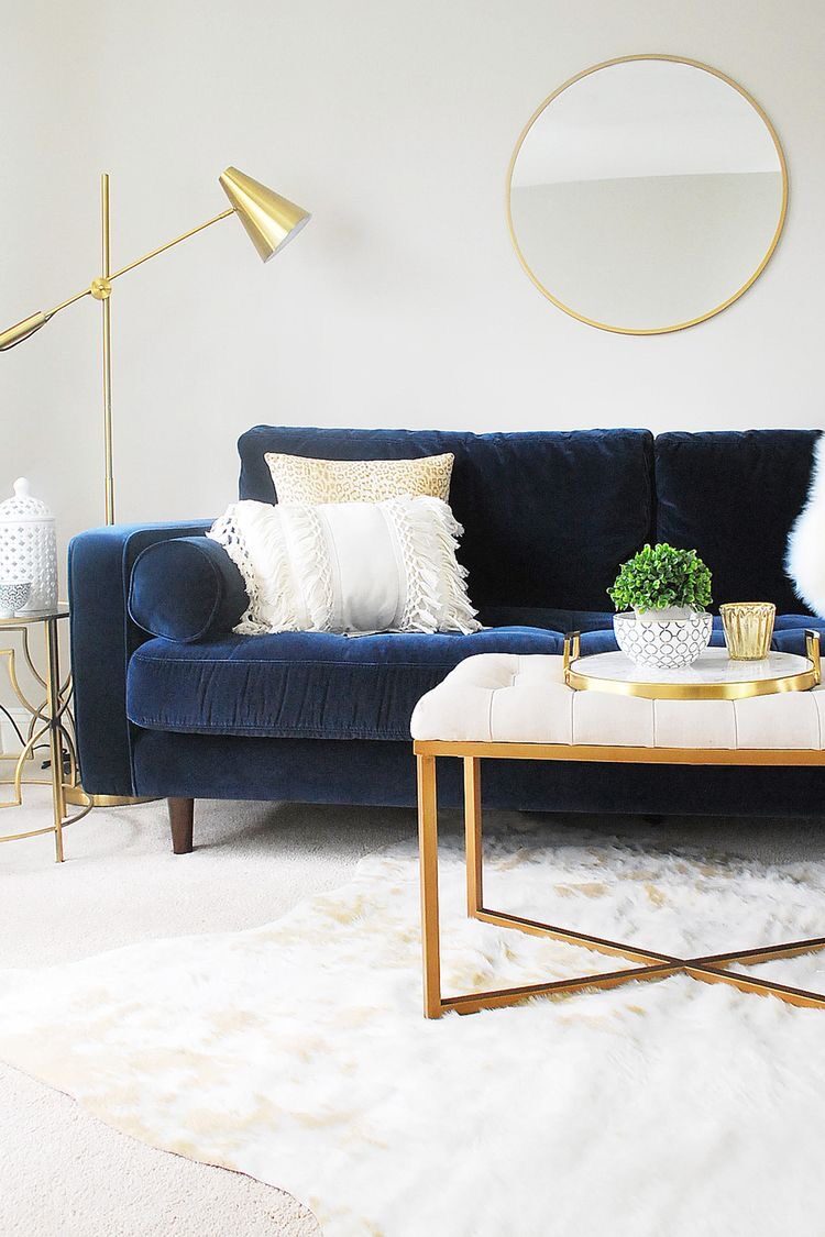 Sofá velvet a medida azul marino en living con espejo dorado, proyecto real de Tienda de Banquitos en Ciudadela, Buenos Aires