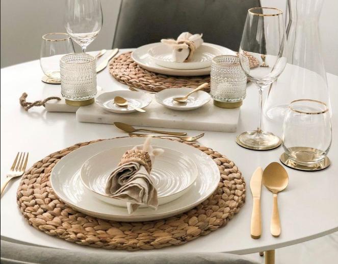 Mesa de comedor con platos, vasos, cubiertos
