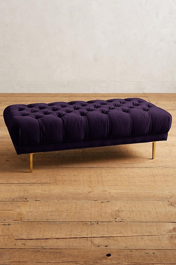 Banqueta Pie de Cama Reina Sofía violeta con capitoné en todo el asiento y patas doradas