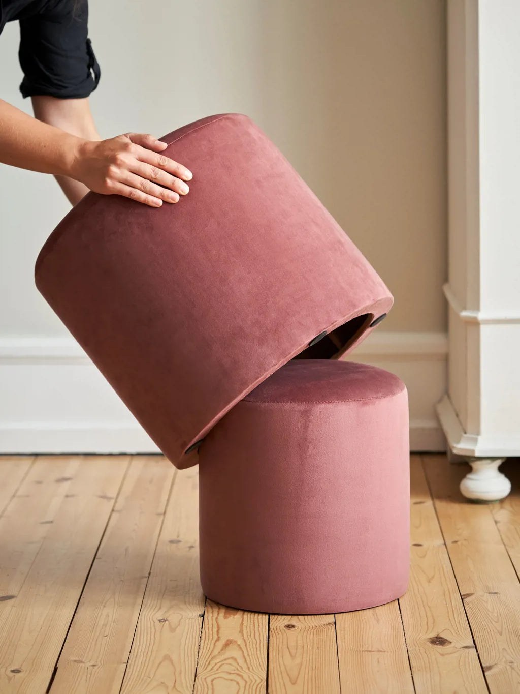 Puff Gemelos en pana rosa viejo: una mano inclina el puff de 50 cm sobre el de 40 cm