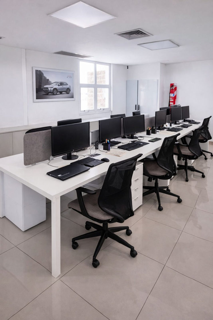 Puestos de trabajo de FAX Facilities con sillas operativas Aston Mediana de Archivos Activos