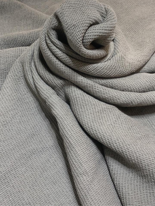 Manta Waffle habano con textura nido de abeja | Pie de cama rústico