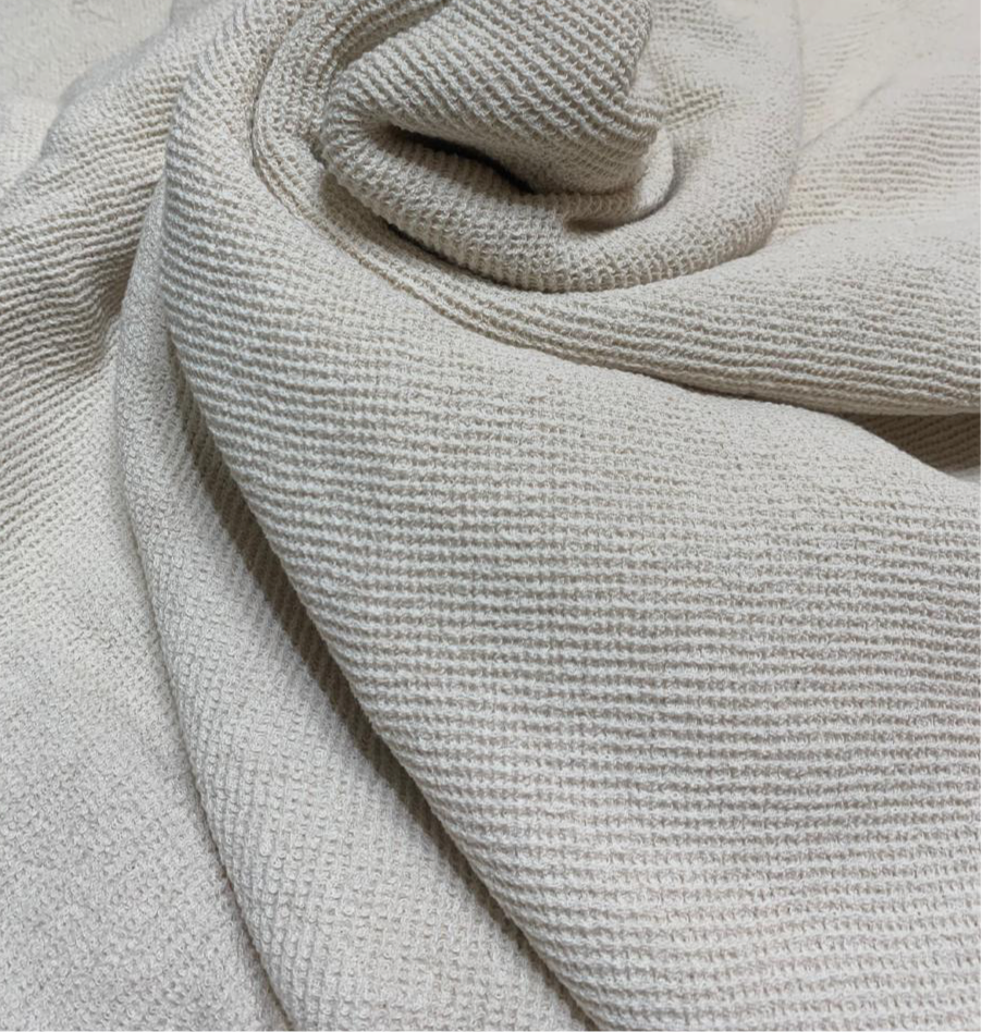 Manta Waffle Crema con textura nido de abeja | Pie de cama rústico