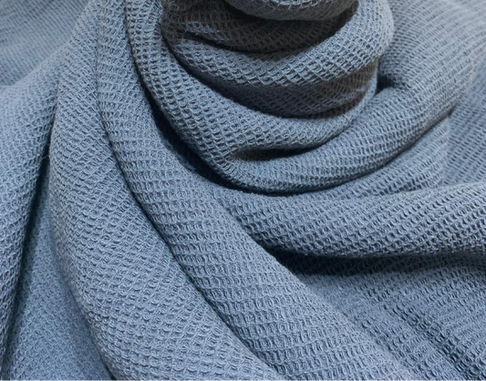 Manta Waffle azul con textura nido de abeja | Pie de cama rústico