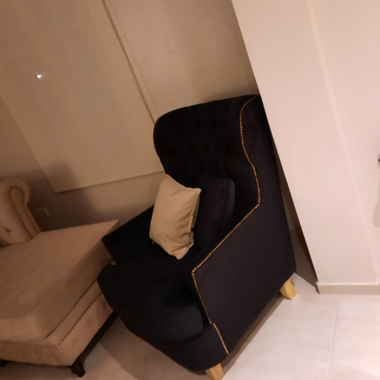 Sofá Beige Esquinero  Chesterfield con Sillón Esmeralda | Tienda de Banquitos