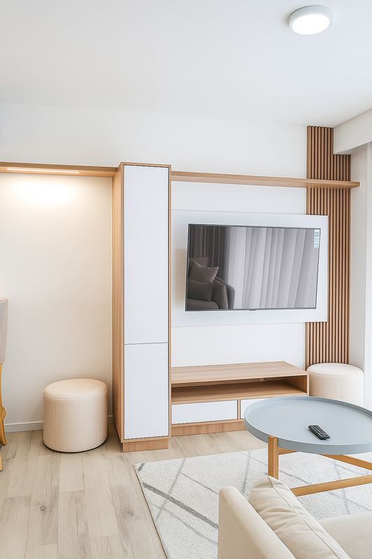 Sofá tapizado en tela beige de textura suave, con diseño moderno y líneas rectas. Incluye múltiples cojines que aportan comodidad y soporte, combinando funcionalidad con estilo. Su estructura compacta lo hace ideal para salas pequeñas, departamentos o espacios minimalistas.
