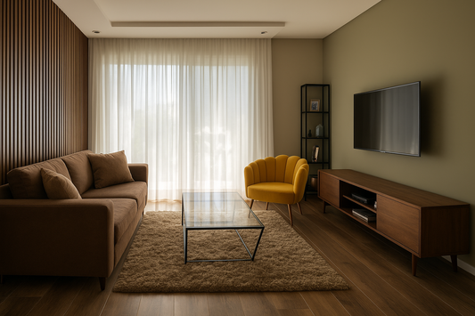 illón individual de diseño moderno con respaldo en forma de concha o pétalos, tapizado en terciopelo amarillo mostaza. Sus patas delgadas de metal en acabado dorado complementan el estilo elegante y contemporáneo de la pieza.
