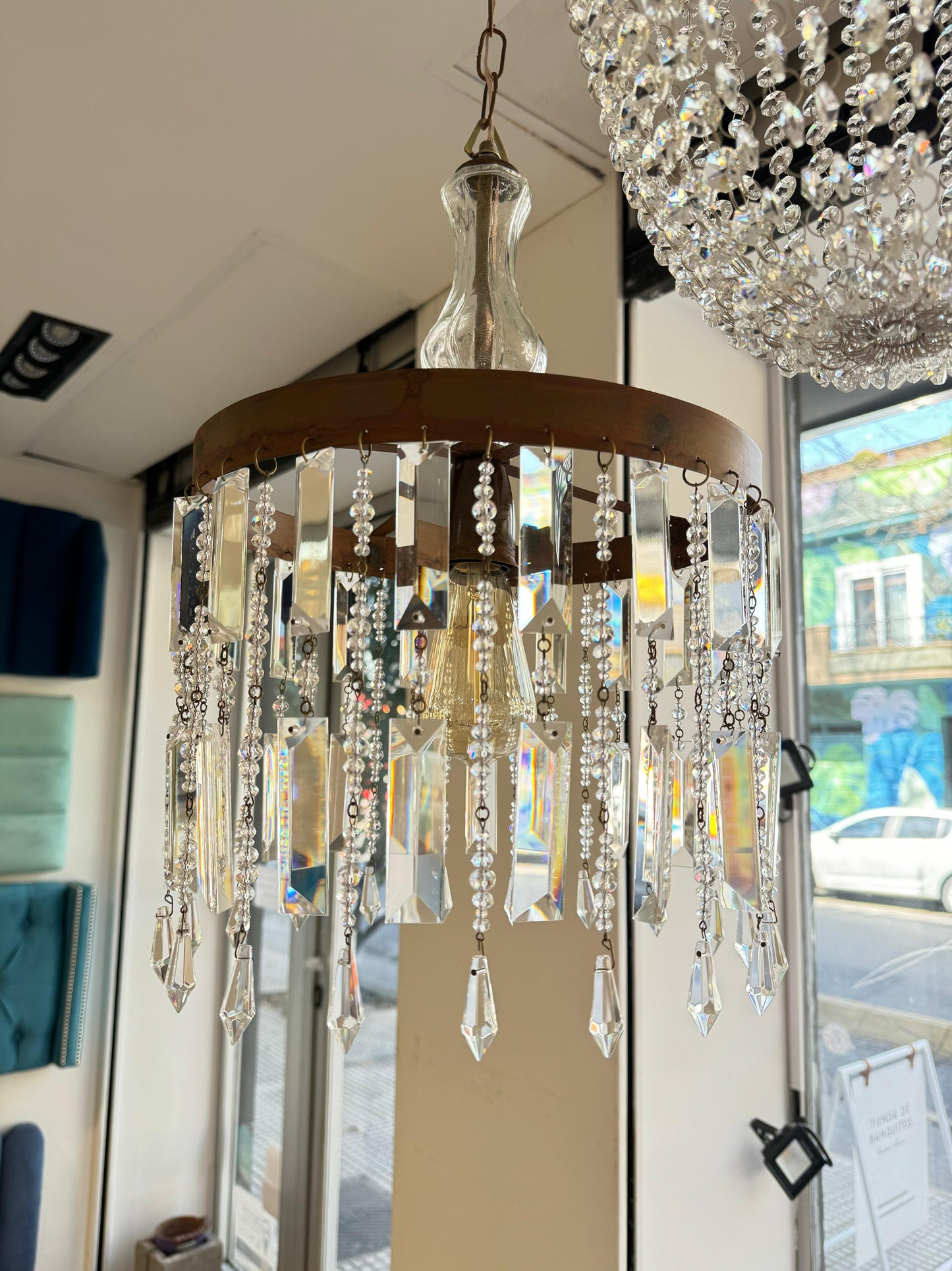 Araña Leone de cristal con estructura metálica y colgantes largos de cristal brillante.