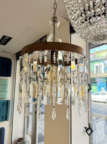 Araña Leone de cristal con estructura metálica y colgantes largos de cristal brillante.