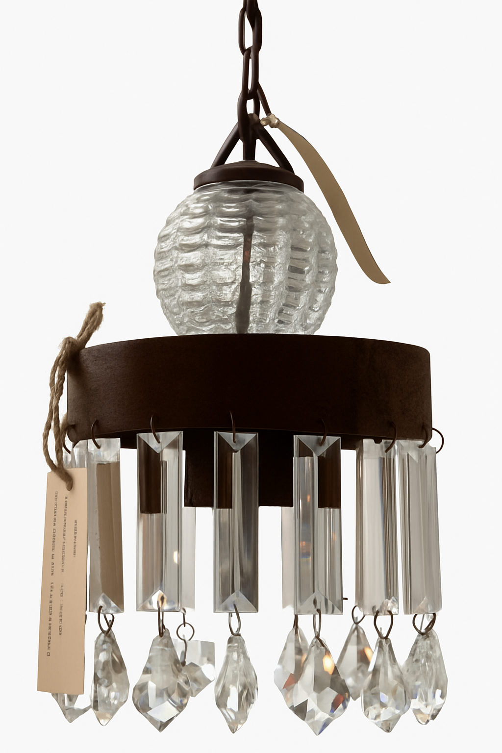 Araña Serena con esfera de vidrio texturado y colgantes de cristal rectangulares.