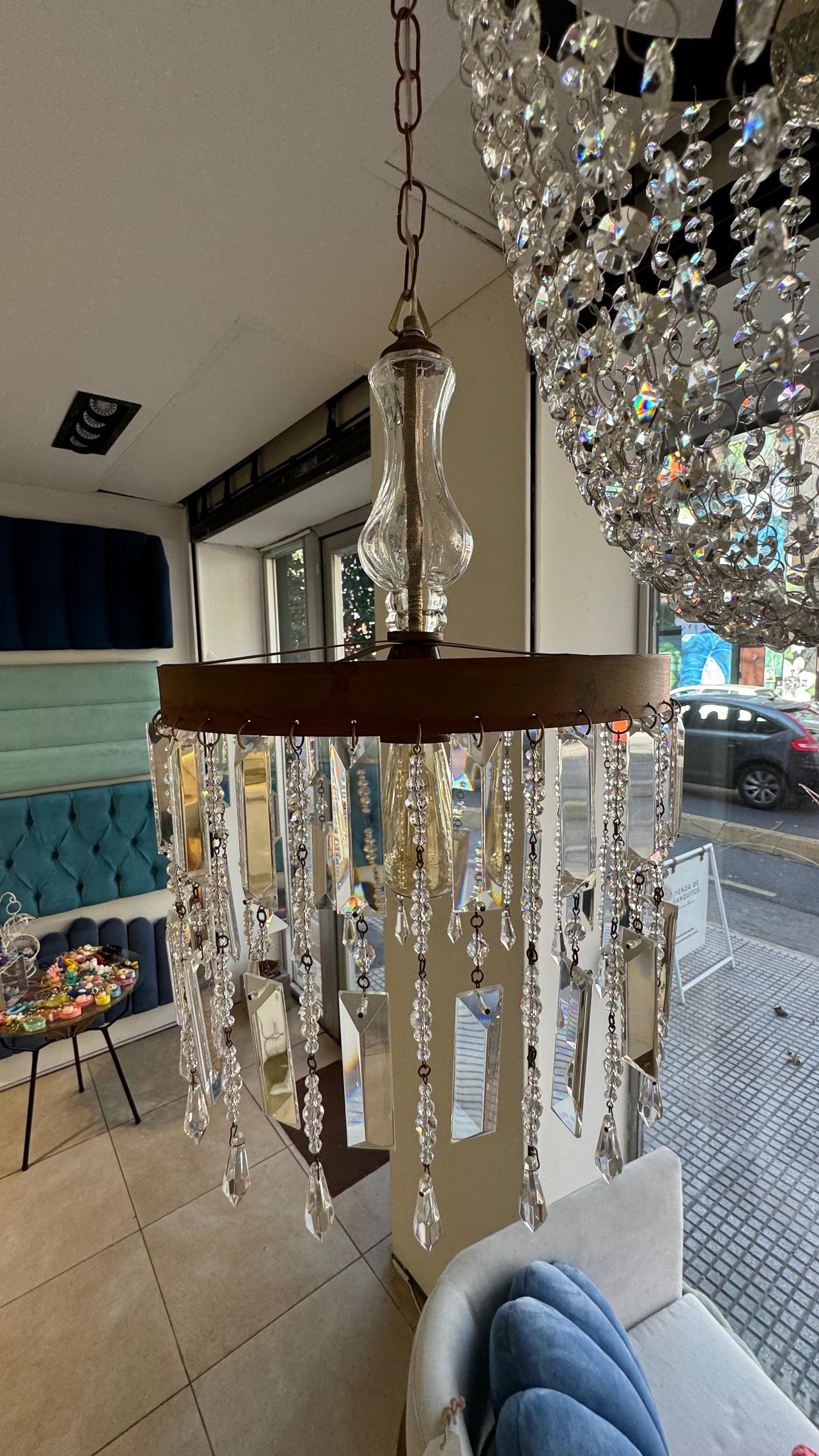 Araña Leone de cristal con estructura metálica y colgantes largos de cristal brillante.