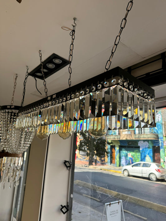 Araña colgante Victoria con estructura rectangular negra y detalles en cristal.