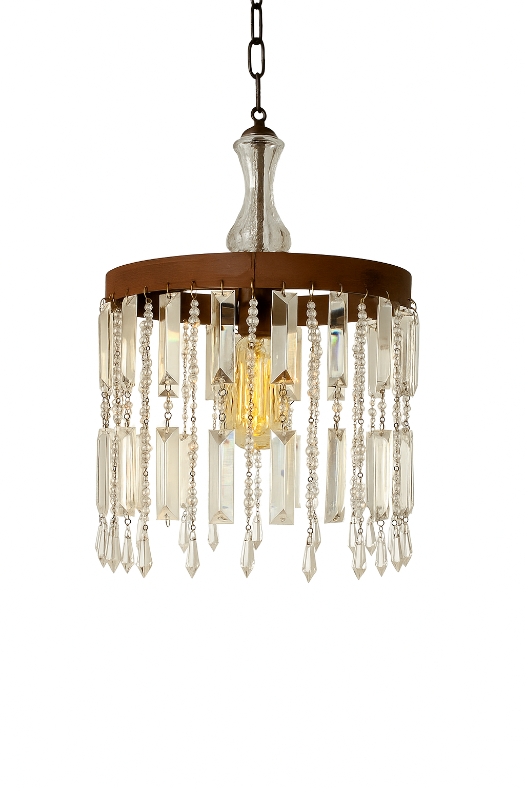 Araña Leone de cristal con estructura metálica y colgantes largos de cristal brillante.