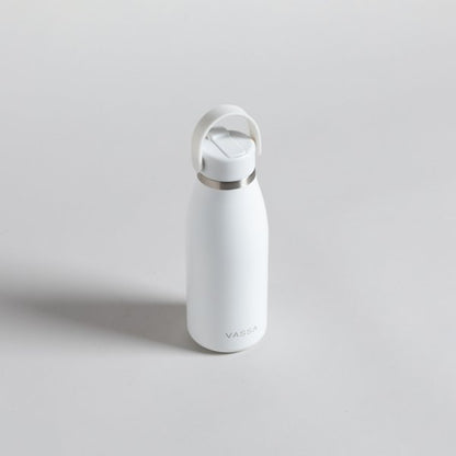 Botella termica de acero inoxidable color blanco con pico con descuento durante el HOTSALE2025