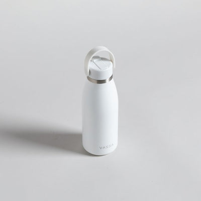 Botella termica de acero inoxidable color blanco con pico con descuento durante el HOTSALE2025