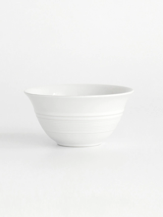 Bowl de porcelana en color blanco con detalle de rayas en el centro con descuento durante el HOTSALE 2025