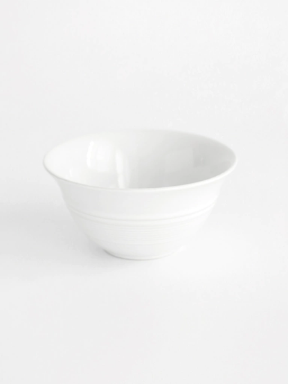 Bowl de porcelana en color blanco con detalle de rayas en el centro con descuento durante el HOTSALE 2025