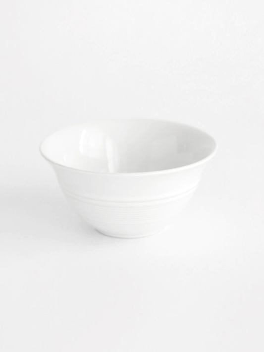 Bowl de porcelana en color blanco con detalle de rayas en el centro con descuento durante el HOTSALE 2025