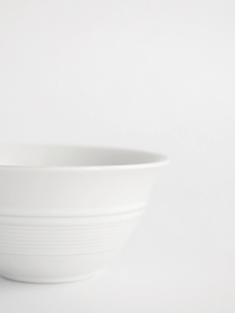 Bowl de porcelana en color blanco con detalle de rayas en el centro con descuento durante el HOTSALE 2025