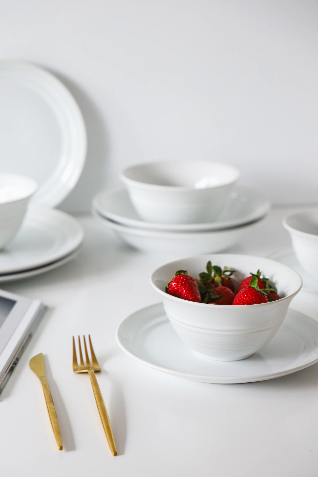 Bowl de porcelana en color blanco con detalle de rayas en el centro con descuento durante el HOTSALE 2025