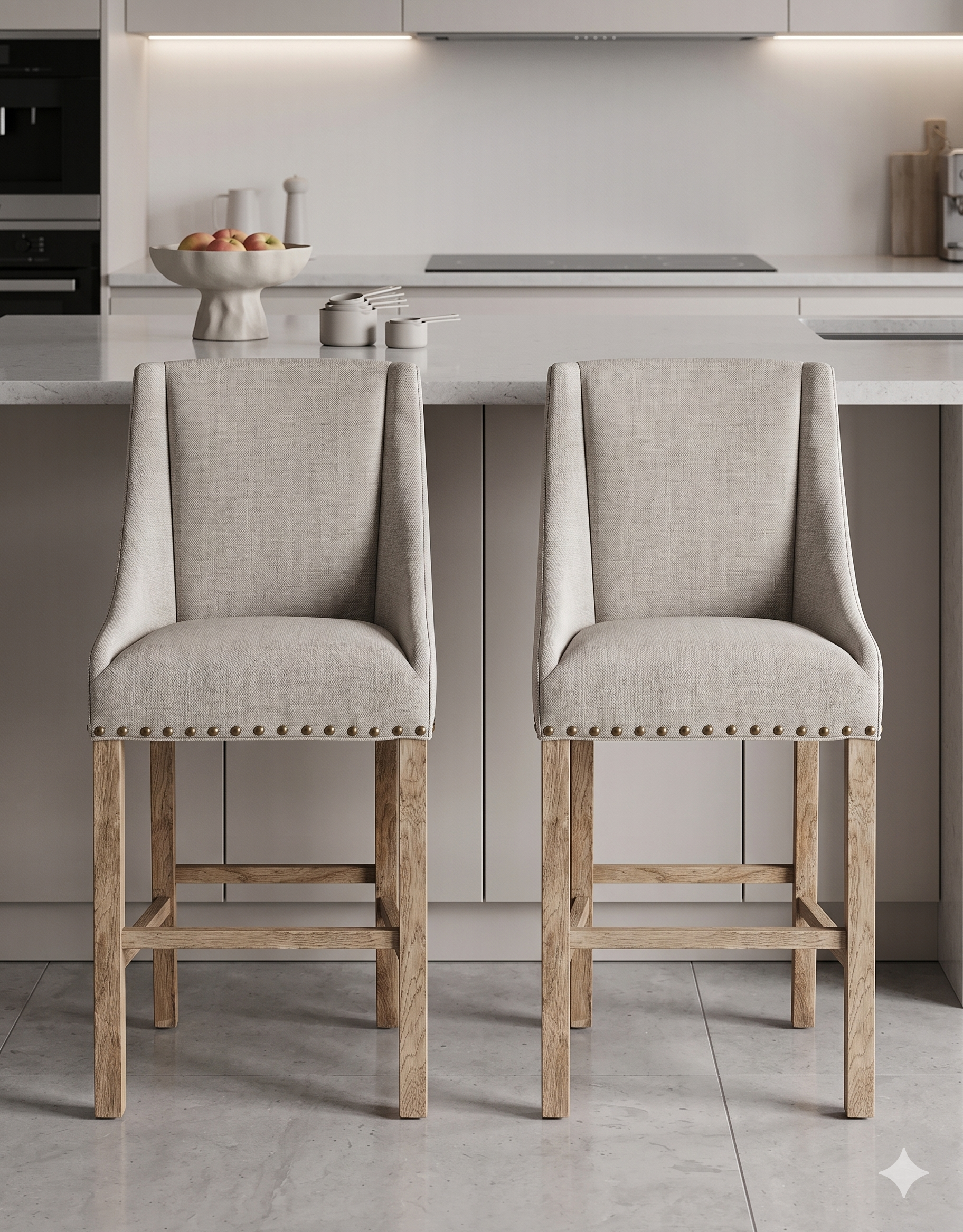 Banqueta alta de diseño contemporáneo con estructura de madera maciza en acabado natural. Presenta un asiento y respaldo integrado, tapizado en pana color claro con textura sutil. Incluye apoyapiés perimetral de madera para mayor estabilidad y confort