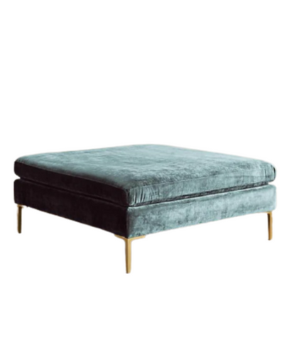 Banqueta rectangular tapizada en con patas doradas. Su diseño compacto y moderno la vuelve ideal para espacios reducidos o como apoya pies.