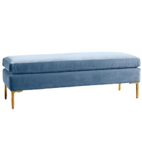 Banqueta de diseño moderno tapizada en azul con patas metálicas doradas. Ideal para pie de cama, recibidores o livings.