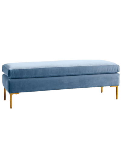 Banqueta de diseño moderno tapizada en azul con patas metálicas doradas. Ideal para pie de cama, recibidores o livings.