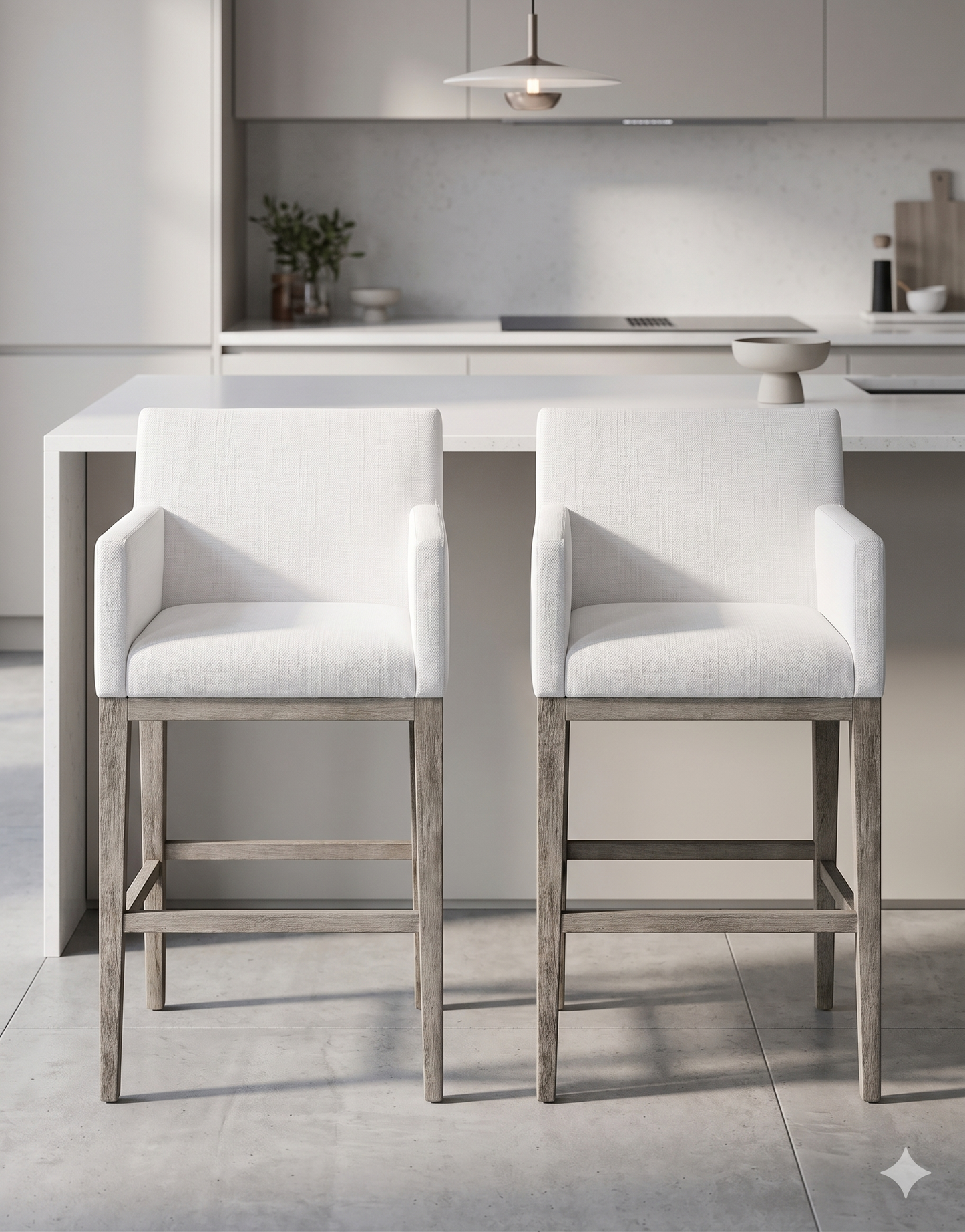 Banqueta alta de diseño contemporáneo con estructura de madera maciza en acabado natural. Presenta un asiento y respaldo integrado, tapizado en pana color claro con textura sutil. Incluye apoyapiés perimetral de madera para mayor estabilidad y confort
